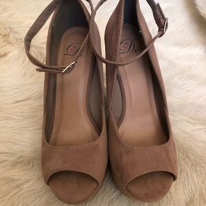 Dollhouse wedges size 8